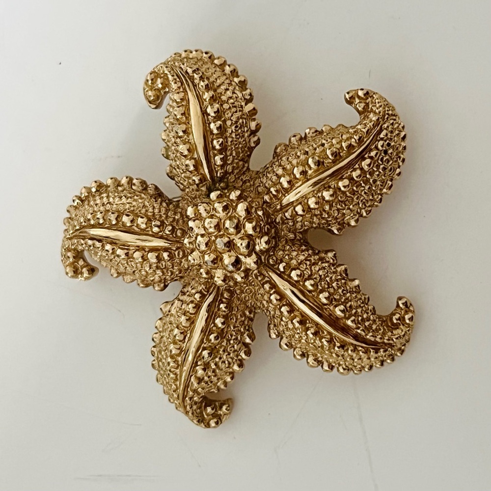 Monet Starfish Brooch Pin GOLD TONE Metal c1970s Vintage🤍